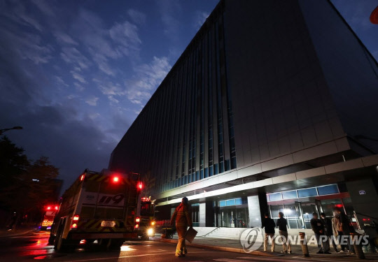 15일 오후 화재가 발생한 경기도 성남시 분당구 삼평동 SK 판교 캠퍼스 A동에서 소방관들이 분주하게 움직이고 있다. 연한뉴스